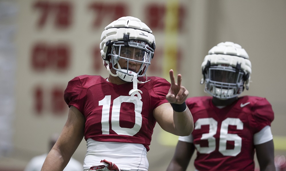 Alabama LB Henry To'oto'o (#10) giving signals in 2022 Spring Football Practice