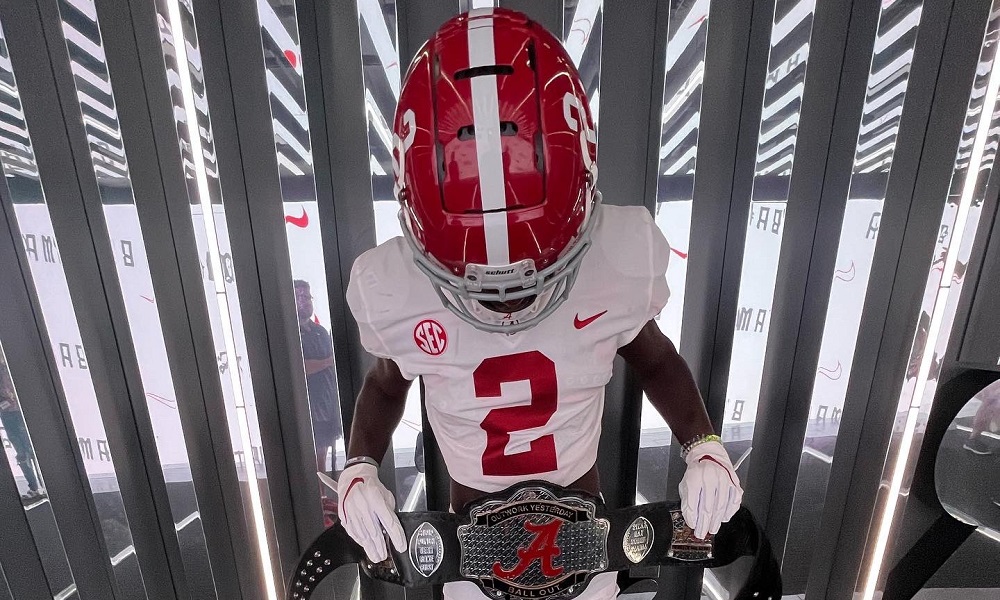 Jalewis Solomon poses with Alabama belt