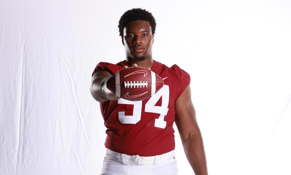 Tyler Steen posing in team photo shoot for Alabama football