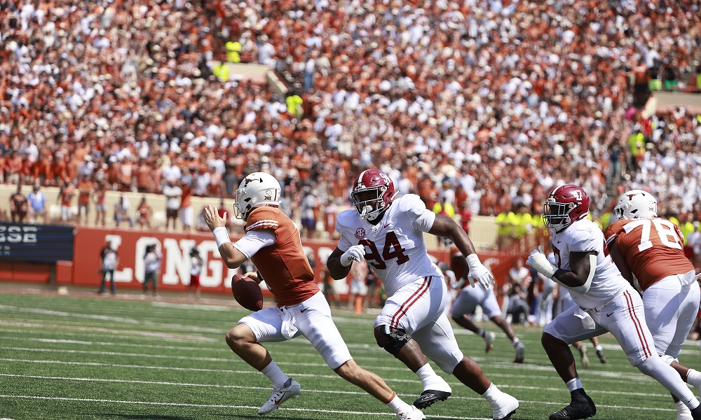 Alabama defensive lineman DJ Dale (94) pressures the quarterback against Texas at Darrell K RoyalÐTexas Memorial Stadium in Austin, TX on Saturday, Sep 10, 2022.