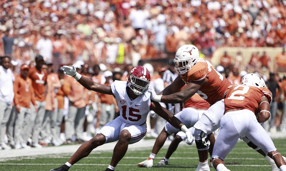 Alabama linebacker Dallas Turner (15) pressures the quarterback against Texas at Darrell K RoyalÐTexas Memorial Stadium in Austin, TX on Saturday, Sep 10, 2022.