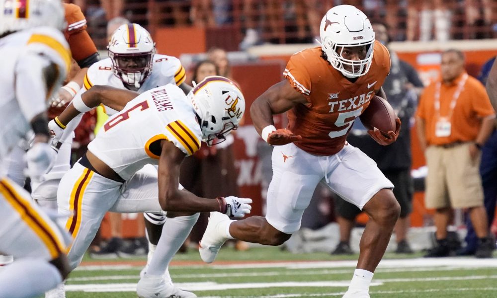 Bijan Robinson breaks a tackle against Louisianna Monroe