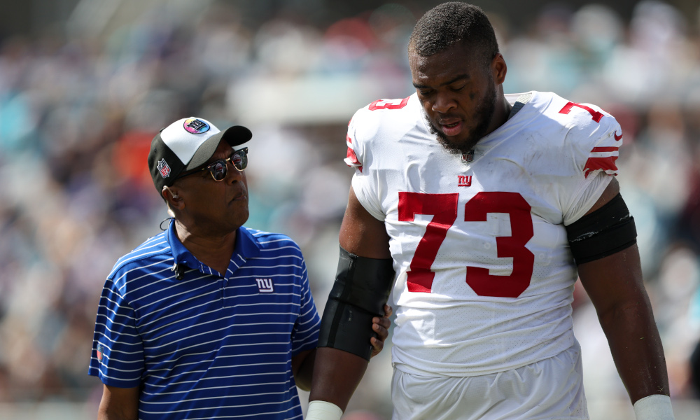 Giants' rookie OT Evan Neal (#73) leaves the field with an injury versus Jaguars in 2022