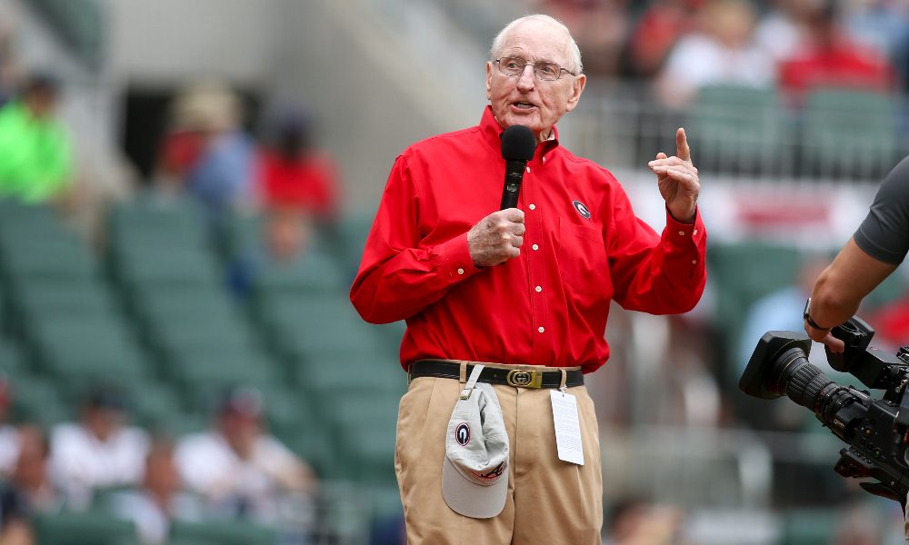 Vince Dooley speaks at the Braves game