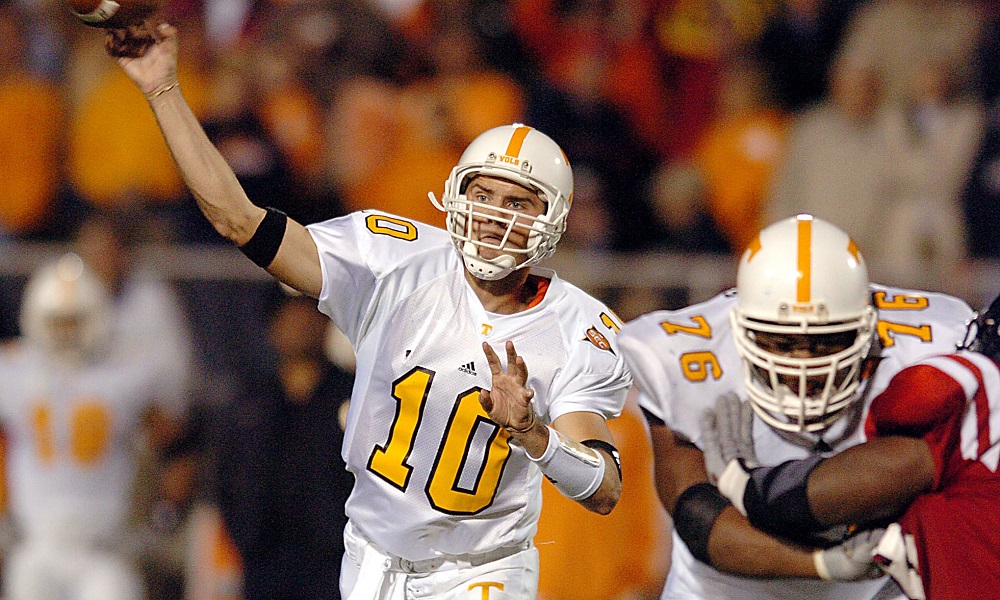 Tennessee quarterback (10) Erik Ainge has time to pass with protection from