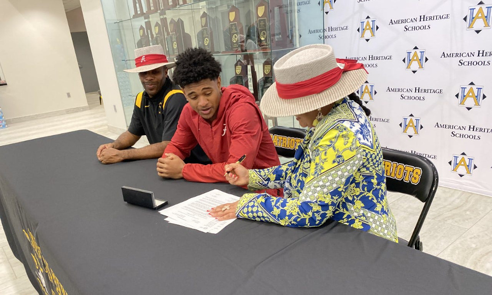 Alabama freshman CB Earl Little II signed his National Letter of Intent for the Crimson Tide for 2022.