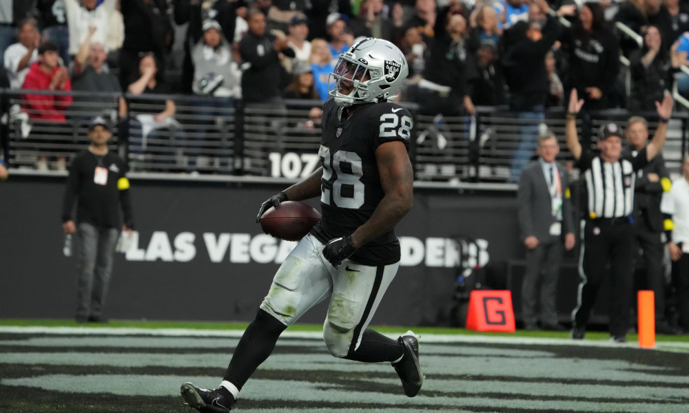 Josh Jacobs (#28) runs for a 20-yard touchdown for the Las Vegas Raiders in Sunday's matchup against the Los Angeles Chargers.