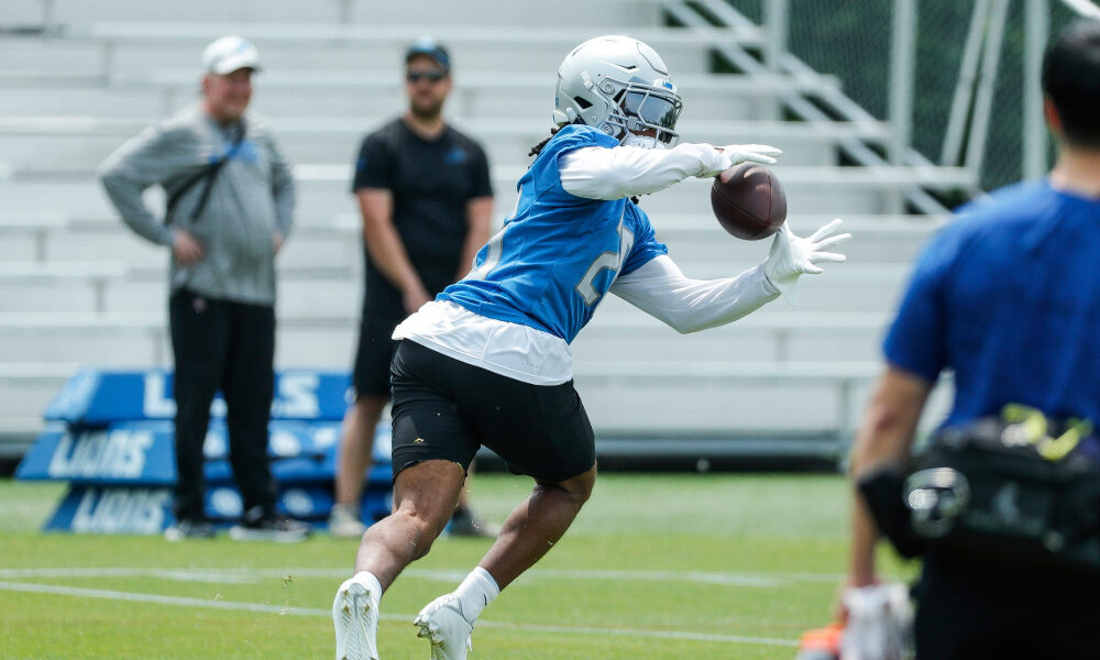 Jahmyr Gibbs catches a pass during practice with the Lions