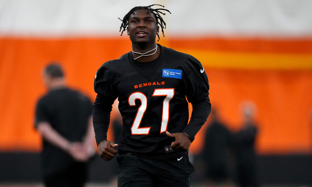 Jordan Battle runs through a drill in Bengals OTAs