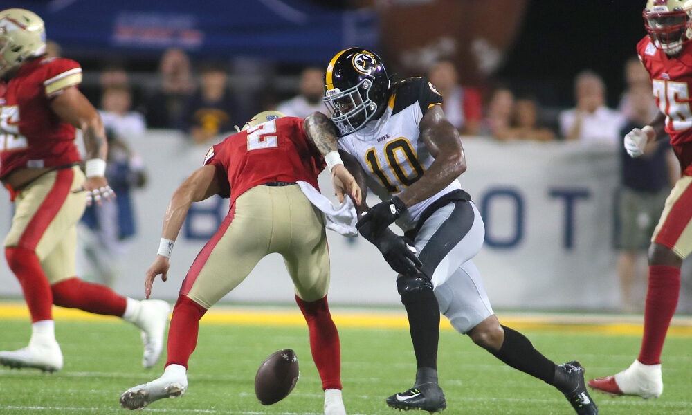 Reuben Foster makes a tackle in the USFL Championship