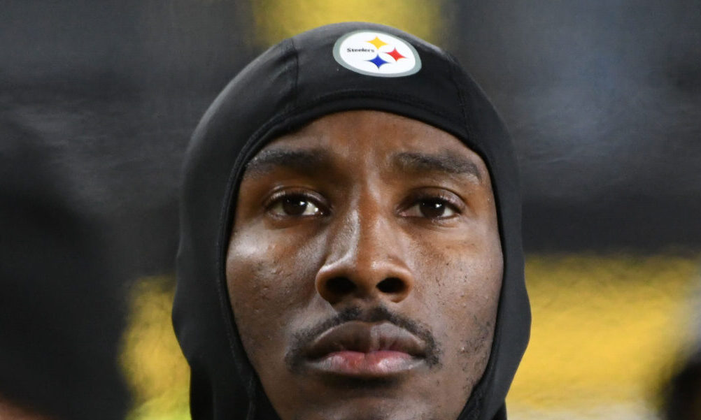 Pittsburgh Steelers CB Levi Wallace look on during 2023 matchup against Tennessee Titans.