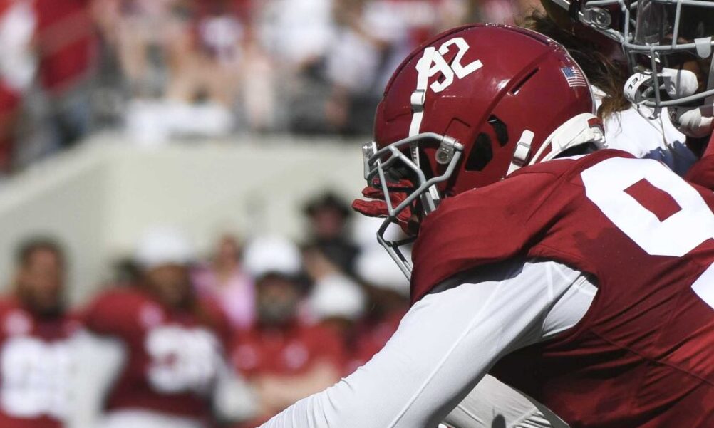 Alabama freshman DL Jeremiah Beaman (#92) working off a block to pursue RB Daniel Hill in the 2024 A-Day Game.