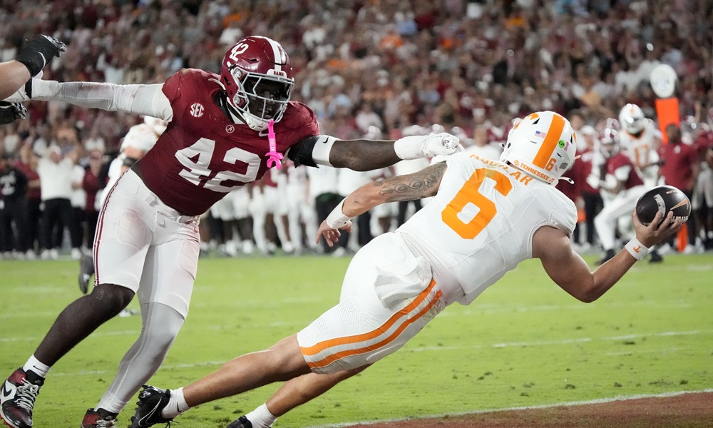 Alabama LB Yhonzae Pierre (#42) pressures Tennessee QB Joey Aguilar to throw ball away in 2025.